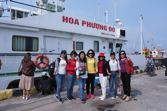 Tàu Hoa Phượng đỏ là phương tiện duy nhất từ đất liền ra đảo. Huyện Bạch Long Vĩ bố trí 1 tháng có 3 chuyến tàu miễn phí phục vụ quân dân và du khách ra thăm đảo.