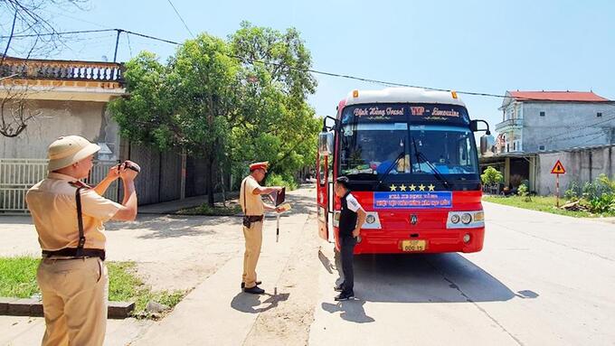 Công an huyện Lục Nam kiểm tra lái xe chấp hành quy định về ATGT