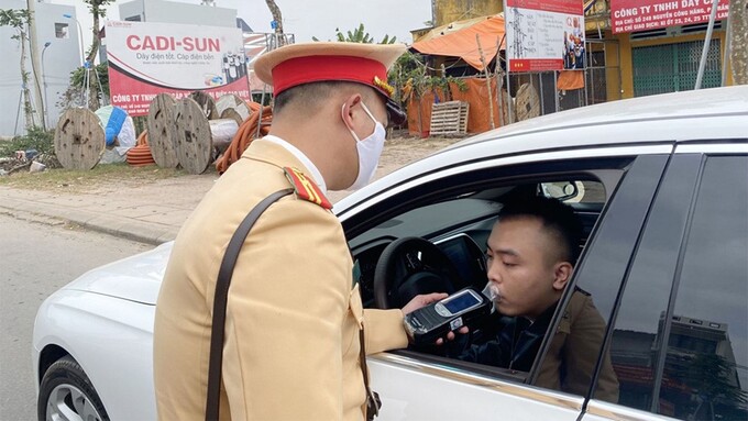 Cảnh sát giao thông (Công an TP Bắc Giang) kiểm tra nồng độ cồn của người điều khiển phương tiện