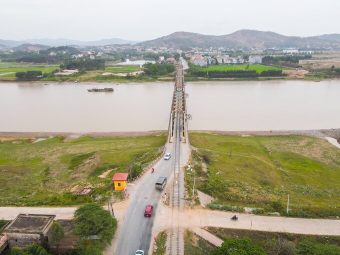 Cầu Lục Nam (km 24+134 tuyến Kép - Hạ Long, theo lý trình đường sắt) hay còn gọi là cầu Cẩm Lý, bắc qua sông Lục Nam (huyện Lục Nam, tỉnh Bắc Giang) được xây dựng từ năm 1979, là cầu chung đường sắt duy nhất trên mạng lưới đường sắt Việt Nam hiện vẫn dùng cho cả tàu hỏa và ô tô đi trên cùng một mặt cầu.