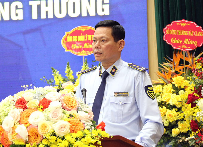 Cục trưởng Cục QLTT tỉnh Chu Thanh Hiến phát biểu nhận nhiệm vụ.