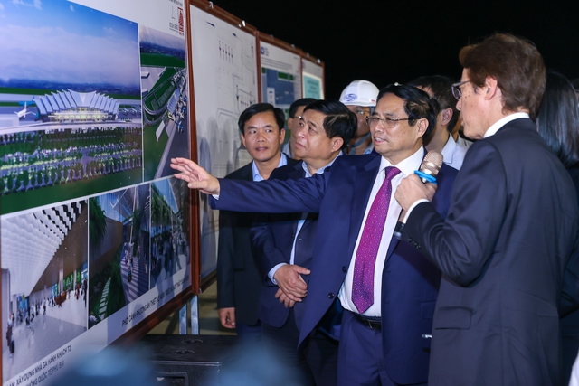 Thủ tướng Phạm Minh Chính kiểm tra tiến độ dự án xây dựng nhà ga hành khách T2 của cảng hàng không quốc tế Phú Bài - Ảnh: VGP/Nhật Bắc