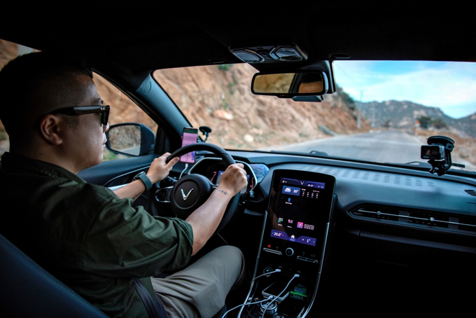 Trợ lý ảo trên xe điện VinFast giúp người lái tập trung hơn