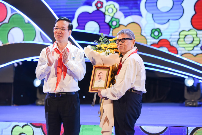 Chủ tịch nước Võ Văn Thưởng tặng quà Nhà giáo Nhân dân Nguyễn Đức Thìn.