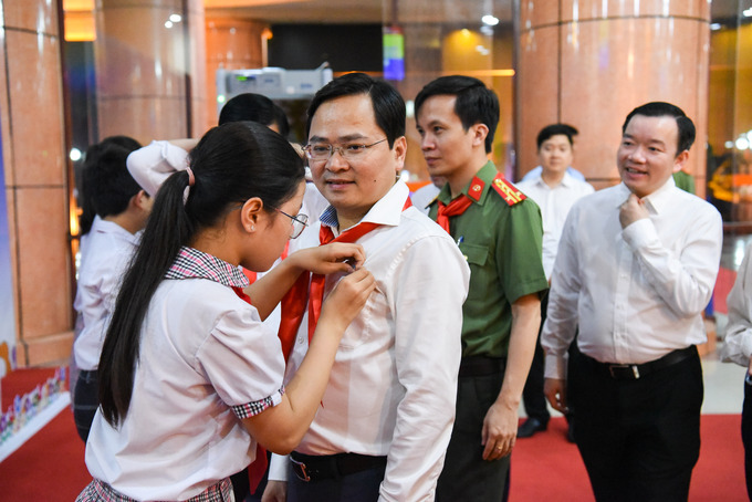 Thiếu nhi đeo khăn quàng đỏ chào mừng Bí thư Tỉnh ủy Bắc Ninh Nguyễn Anh Tuấn về dự Lễ kỷ niệm 60 năm phong trào “Nghìn việc tốt”.