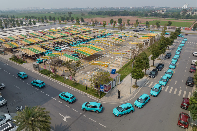 Gần 50 chiếc ô tô điện VinFast VF e34 đầu tiên sơn màu xanh Cyan - màu nhận diện thương hiệu Taxi Xanh SM đã chính thức được VinFast bàn giao cho Công ty Cổ phần Di chuyển Xanh và Thông minh (GSM). Ảnh: BNEWS/TTXVN phát