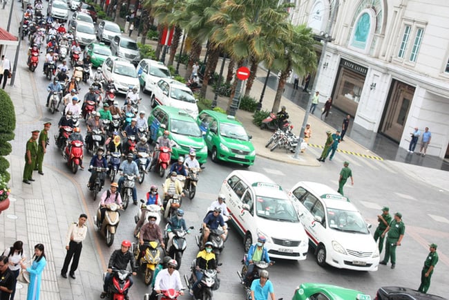 Hiệp hội Taxi Hà Nội cũng cho biết sẽ tiếp tục kiến nghị thành phố Hà Nội dỡ bỏ các biển cấm taxi đang tồn tại nhiều năm nay trên các tuyến phố