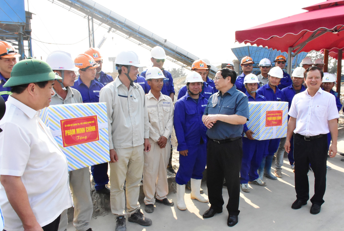 Thủ tướng Phạm Minh Chính thăm hỏi, động viên đội ngũ cán bộ, công nhân trên công trường.