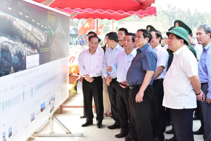 Thủ tướng Chính phủ Phạm Minh Chính đã đi kiểm tra tiến độ xây dựng cầu qua cửa biển Thuận An và dự án tuyến đường bộ ven biển qua tỉnh Thừa Thiên Huế ngày 25/3