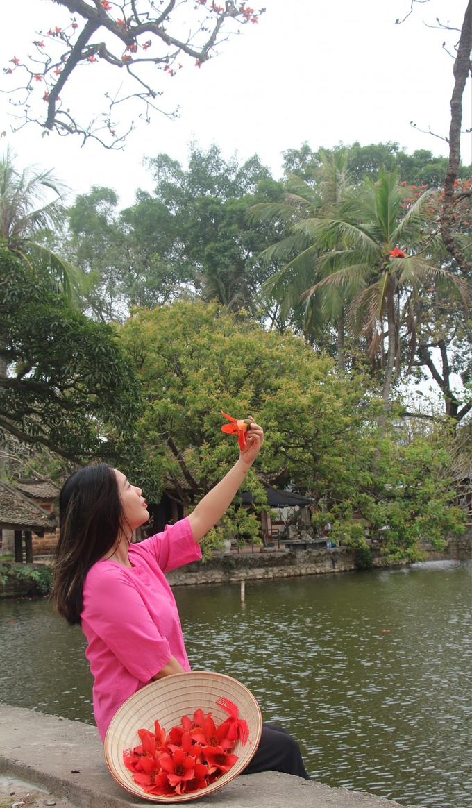 Chị Hoàng Yến (Đồng Quang, Quốc Oai) tranh thủ checkin những bức ảnh cùng hoa gạo đầu mùa