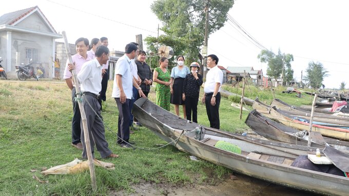 Bí thư huyện ủy Phú Vang Trần Gia Công cùng các đồng chí thành viên Ban đại diện HĐQT NHCSXH huyện và lãnh đạo Hội LHPN huyện kiểm tra sử dụng vốn vay tại cơ sở.
