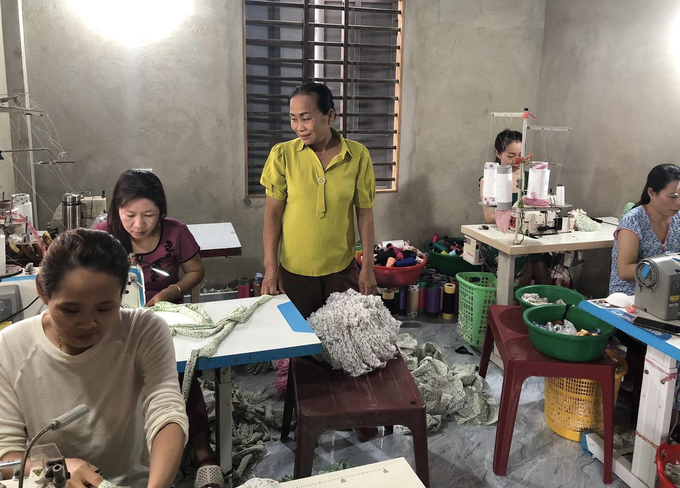 Xưởng may của chị Nguyễn Thị Phương Trình, hội viên Chi hội phụ nữ thôn Phường 4 (xã Vinh Hà) vay vốn Chương trình Sản xuất kinh doanh tại vùng khó khăn.