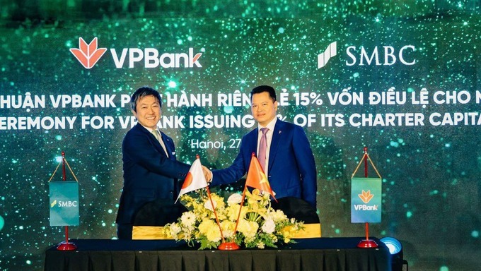 Ông Ngô Chí Dũng - Chủ tịch HĐQT VPBank (bên phải) và ông Masahiro Yoshimura - Giám đốc Điều hành, Tổng trưởng Quản lý Đầu tư, Ngân hàng SMBC ký kết thỏa thuận.
