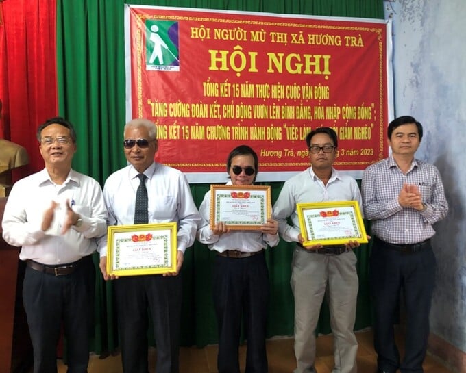 Tỉnh Hội người mù tỉnh Thừa Thiên Huế và UBND thị xã Hương Trà khen thưởng các tập thể và các cá nhân có thành tích xuất sắc trong các cuộc vận động và phong trào.