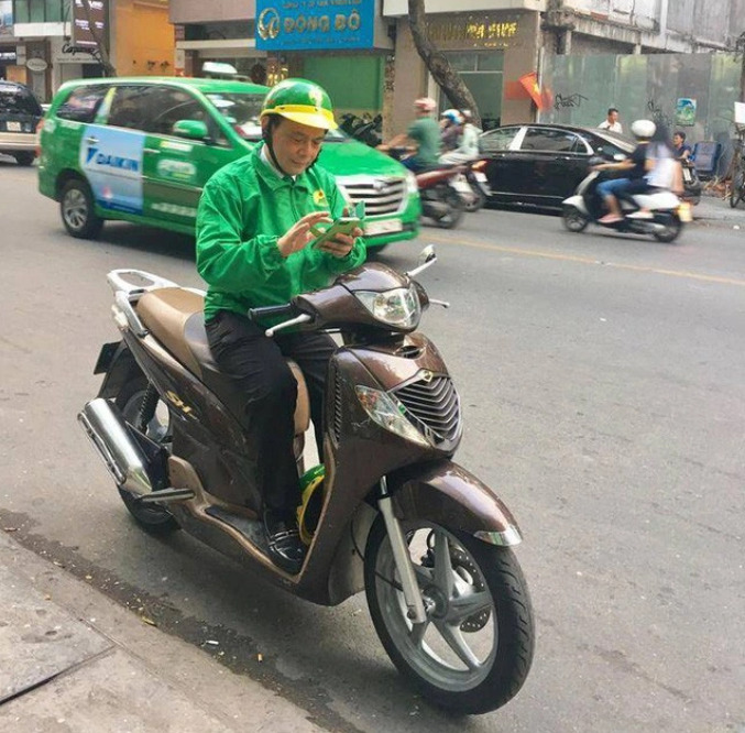 Ông Hồ Huy - Chủ tịch HĐQT của Mai Linh đích thân chạy xe ôm để phục vụ khách hàng.