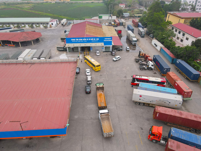 Theo ghi nhận của phóng viên Banduong.vn, ngay trong những ngày đầu mở cửa trở lại, Trung tâm Đăng kiểm xe cơ giới 99-03D tại thị trấn phố Mới, huyện Quế Võ (Bắc Ninh) đã đón lượng lớn phương tiện đến kiểm định.