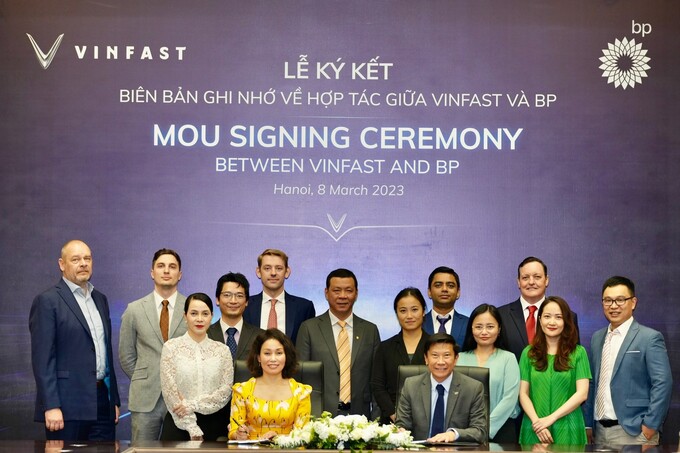 Ngày 30/03/2023 - VinFast và BP công bố ký kết Biên bản ghi nhớ (MOU) về việc cung cấp các giải pháp năng lượng và di chuyển điện hóa toàn cầu