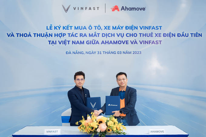 Công ty Cổ phần Dịch vụ Tức thời Ahamove chính thức nhận bàn giao 200 chiếc xe máy điện VinFast Feliz S từ Công ty TNHH Kinh doanh Thương mại và Dịch vụ VinFast