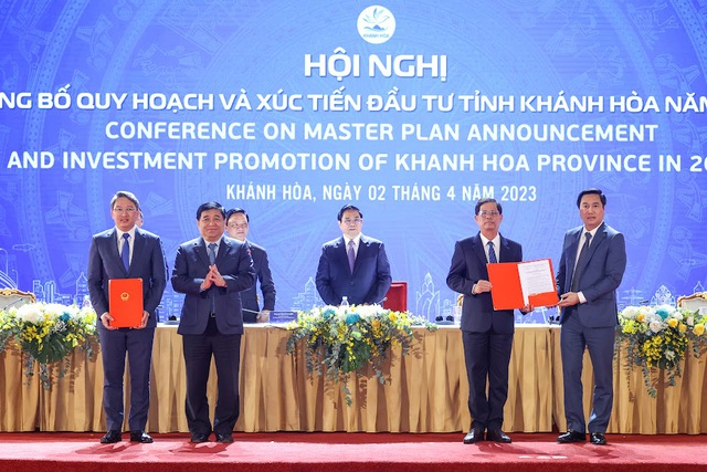 Tỉnh Khánh Hòa nhận Quyết định Quy hoạch tỉnh và Quyết định điều chỉnh quy hoạch Khu kinh tế biển Vân Phong