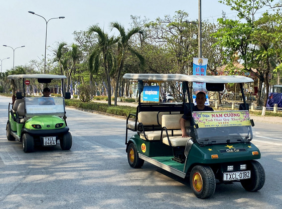 Xe điện phục vụ du lịch ở Cửa Lò (Nghệ An)