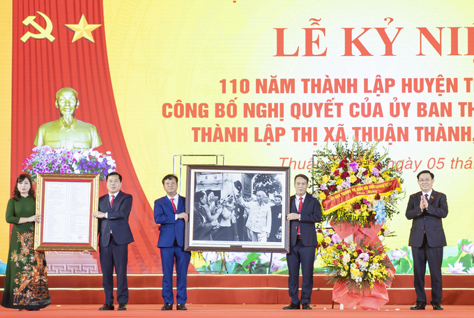 Chủ tịch Quốc hội Vương Đình Huệ trao tặng ảnh Bác Hồ và Nghị quyết của Ủy ban Thường vụ Quốc hội cho đảng bộ, chính quyền Thuận Thành về việc thành lập thị xã và các phường thuộc thị xã Thuận Thành