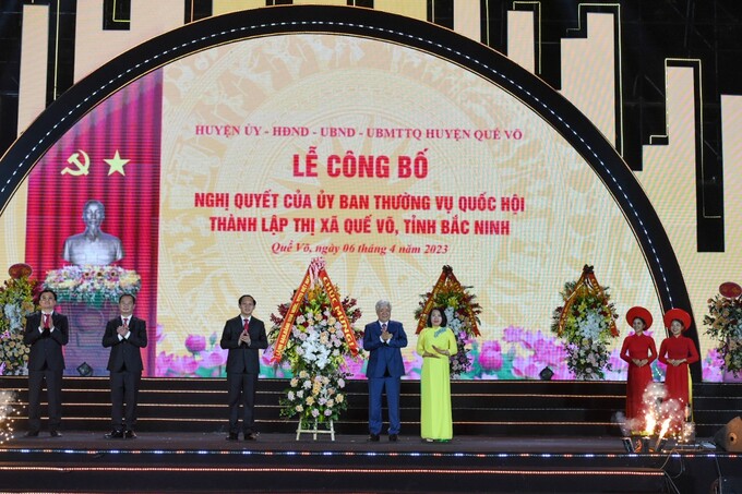 Chủ tịch Ủy ban Trung ương MTTQ Việt Nam Đỗ Văn Chiến tặng hoa chúc mừng cho Đảng bộ, chính quyền Quế Võ về việc thành lập thị xã và các phường thuộc thị xã Quế Võ.