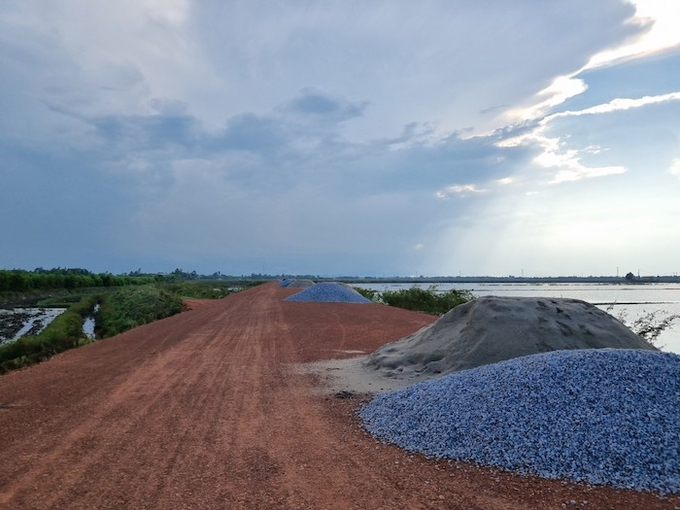 Tuy nhiên, sau thời gian thực hiện dự án từ năm 2019 -2020, dự án trên vẫn đang còn dang dở, nhiều hạng mục đã bắt đầu xuống cấp, vật liệu xây dựng tập kết bừa bãi gây thất thoát tài nguyên và lãng phí kinh tế. Thậm chí, công trình một khi không đảm bảo chất lượng sẽ dẫn đến những hệ luỵ khó lường.