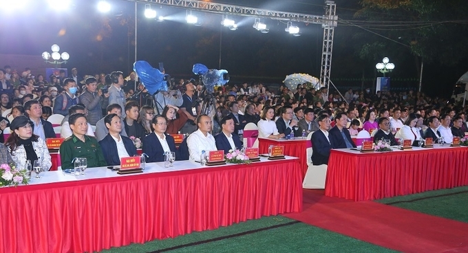 Các đại biểu dự khai mạc Lễ hội Tình yêu - Hòn Trống Mái Sầm Sơn 2023.