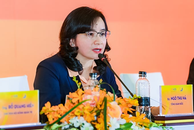 Bà Ngô Thu Hà - Tổng Giám đốc SHB trả lời các câu hỏi của cổ đông