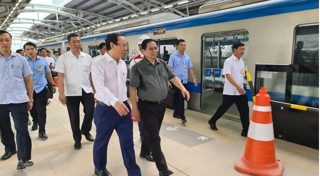 Thủ tướng Phạm Minh Chính và đoàn công tác vừa khảo sát, chạy thử đoàn tàu Metro số 1