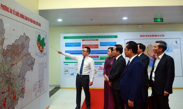Phó Thủ tướng Trần Lưu Quang nghe báo cáo về quy hoạch tỉnh Thái Nguyên - Ảnh: VGP/Hải Minh