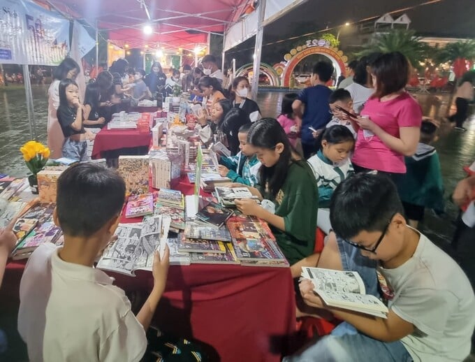Các gian sách nhận được sự quan tâm, thích thú của các bạn nhỏ, phụ huynh và đông đảo người dân trên địa bàn TP Hà Tĩnh