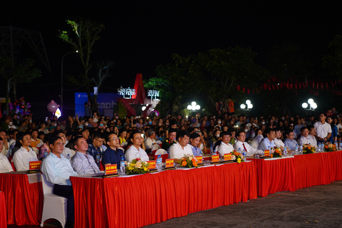 Các đại biểu tham dự Lễ khai trương du lịch biển Thiên Cầm