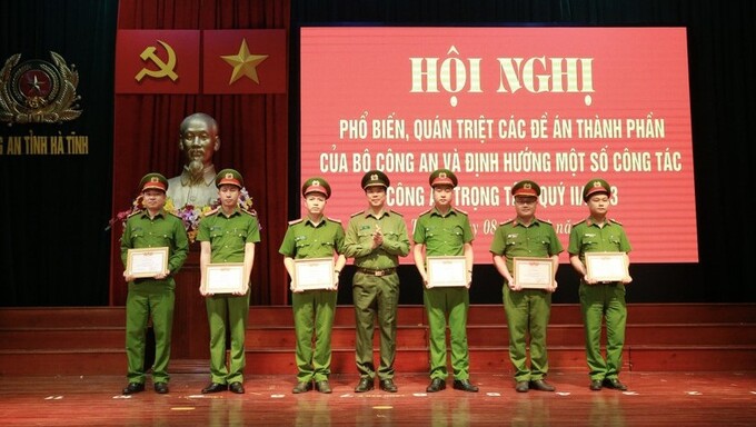 Sau xã Thạch Kênh, đến thời điểm này tại Hà Tĩnh có 6 xã đã hoàn thành cấp CCCD cho người dân trong độ tuổi cũng đã được Công an Hà Tĩnh khen thưởng.