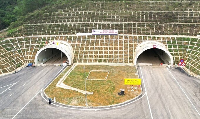 Hầm Thung Thi (huyện Hà Trung, Thanh Hóa) thuộc cao tốc Mai Sơn - quốc lộ 45 đã hoàn thành, bắt đầu khai thác từ ngày 30/4