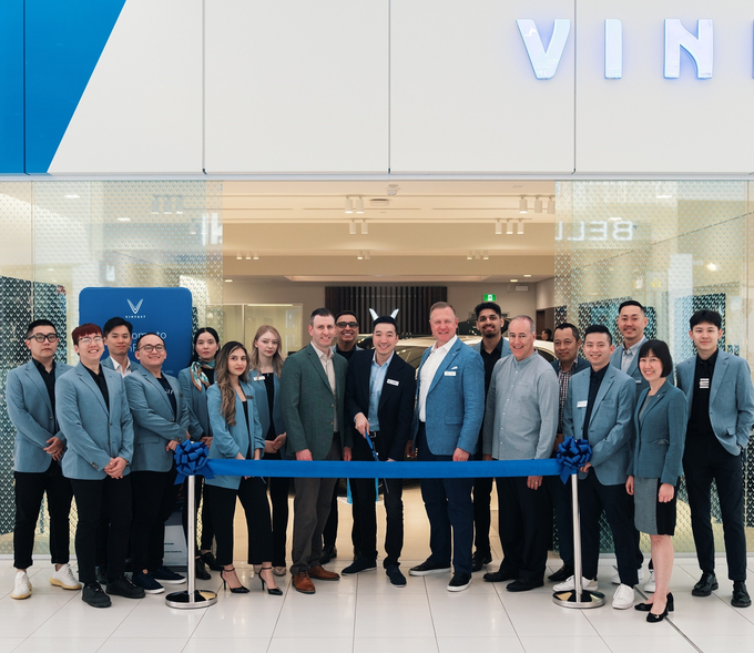 Ngày 18/04/2023, VinFast công bố khai trương cửa hàng đầu tiên tại Vancouver, British Colombia, đánh dấu sự hiện diện tại vùng bờ Tây