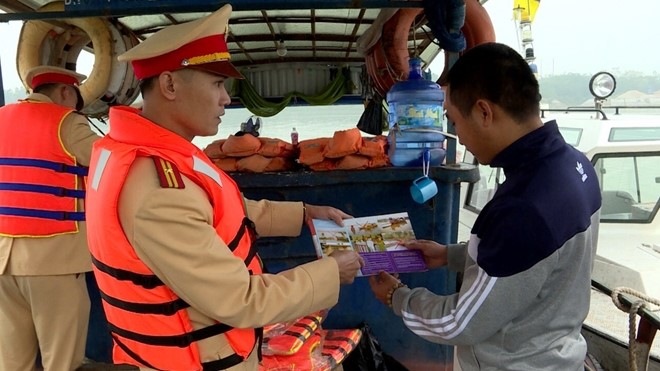 Cán bộ, chiến sĩ Phòng CSGT Công an tỉnh Bắc Ninh tuyên truyền pháp luật về ATGT cho người dân