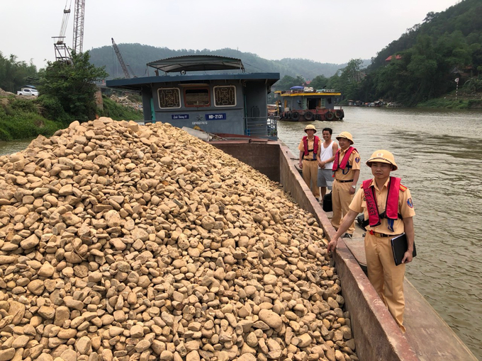 Lực lượng CSGT Công an tỉnh Bắc Giang đã ra quân triển khai kế hoạch tuần tra, xử lý vi phạm pháp luật trong hoạt động khai thác, vận chuyển khoáng sản, nguyên vật liệu trên đường thủy.