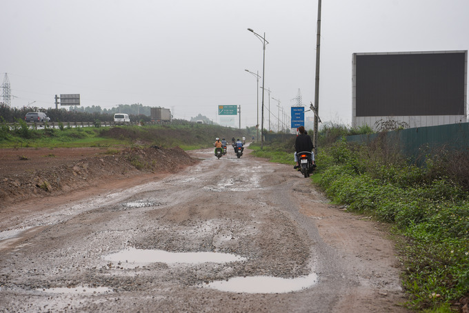 Ngay tại khu vực đoạn ngay trước cổng Dự án kho bãi Logistics quốc tế TP Bắc Giang (Bắc Giang) bề mặt đường xuất hiện nhiều vết vỡ nát tạo thành hàng chục hố nước to, nhỏ “giăng bẫy” người đi đường.
