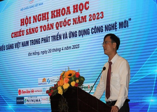 Ông Lê Văn Tuấn, Phó giám đốc Sở Xây dựng Đà Nẵng phát biểu tại hội nghị khoa học chiếu sáng toàn quốc năm 2023.