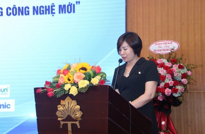 Bà Đào Thị Lan – Phó TGĐ CTy CP Heesun VietNam tham luận về “Bóng đèn LED, Đèn điện LED và Moodum LED – Phương pháp thử”