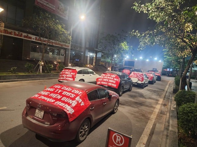 Tối ngày 20/4, cư dân TNR Gold Season vẫn dàn ô tô, căng băng rôn phản đối tăng phí gửi xe