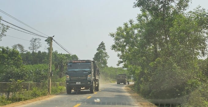 Tuyến đường liên huyện Can Lộc – Hương Khê (đoạn qua xã Thượng Lộc) chưa được bàn giao đi vào sử dụng nhưng hàng ngày cũng phải “oằn mình” gánh hàng trăm lượt xe tải