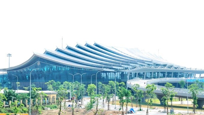 Nhà ga T2 - Cảng hàng không quốc tế Phú Bài được xây dựng theo kiến trúc cung đình Huế với các lớp mái chồng xếp lên nhau.