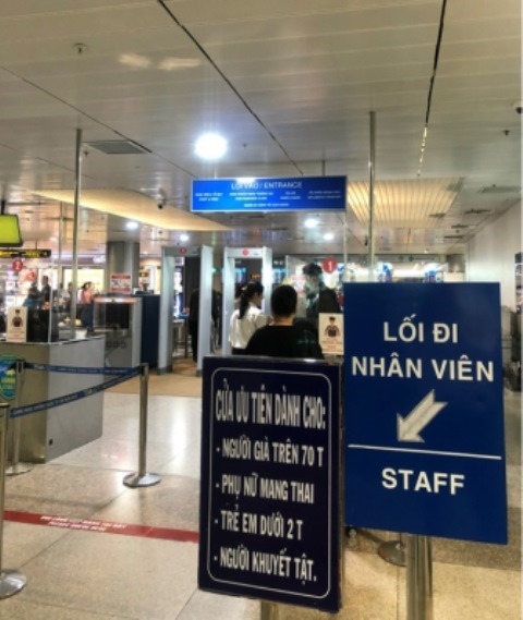Cảng HKQT Tân Sơn Nhất đã bổ sung biển báo dành cho người khuyết tật. Ảnh Cục Hàng không