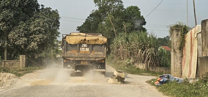 Nhiều điểm bị hư hỏng, xuống cấp trên tuyến đường dẫn vào mỏ đất Phú Lộc 2