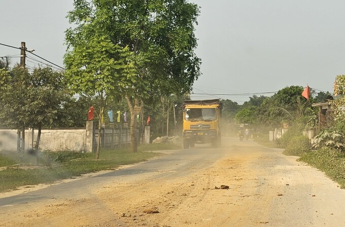 Xe tải chở đất làm rơi vãi, gây bụi, mất an toàn giao thông trên tuyến đường liên huyện Can Lộc - Hương Khê
