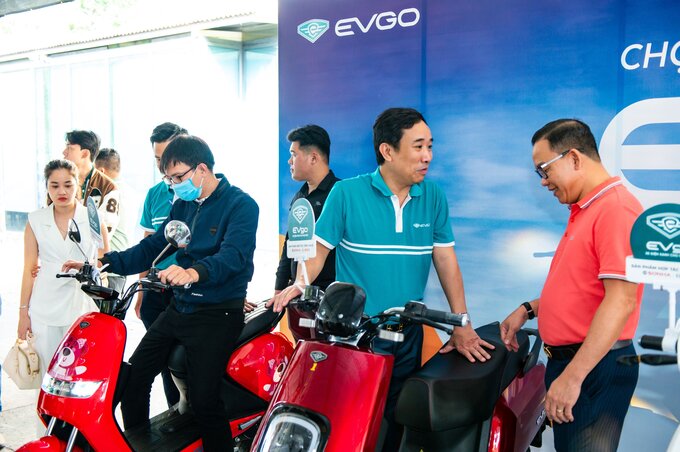 Phó tổng Giám đốc Hoàng Mạnh Tân trực tiếp giới thiệu mẫu xe điện EVGO cho khách hàng