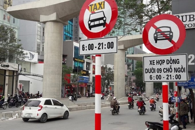 Từ 29/4, Hà Nội dỡ bỏ biển cấm taxi trên 9 tuyến phố