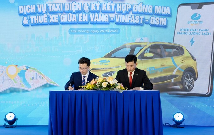 Ông Nguyễn Văn Thanh - Tổng giám đốc Công ty GSM và ông Nguyễn Văn Định - Chủ tịch HĐQT kiêm Giám đốc Công ty Én Vàng ký kết thỏa thuận hợp tác về việc Én Vàng mua và thuê xe ô tô điện VinFast để triển khai dịch vụ taxi điện tại Hải Phòng